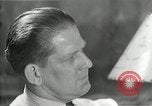 Immagine di Famiglia ascoltando la radio United States USA, 1935, secondo 51 filmato di repertorio 65675068711