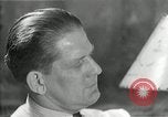 Immagine di Famiglia ascoltando la radio United States USA, 1935, secondo 52 filmato di repertorio 65675068711