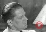 Immagine di Famiglia ascoltando la radio United States USA, 1935, secondo 53 filmato di repertorio 65675068711