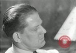 Immagine di Famiglia ascoltando la radio United States USA, 1935, secondo 54 filmato di repertorio 65675068711