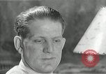 Immagine di Famiglia ascoltando la radio United States USA, 1935, secondo 55 filmato di repertorio 65675068711