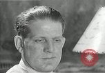 Immagine di Famiglia ascoltando la radio United States USA, 1935, secondo 56 filmato di repertorio 65675068711