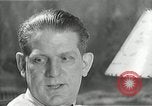 Immagine di Famiglia ascoltando la radio United States USA, 1935, secondo 57 filmato di repertorio 65675068711