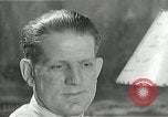 Immagine di Famiglia ascoltando la radio United States USA, 1935, secondo 58 filmato di repertorio 65675068711