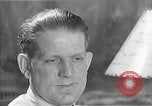 Immagine di Famiglia ascoltando la radio United States USA, 1935, secondo 59 filmato di repertorio 65675068711