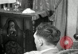 Immagine di Due uomini e un ragazzo di ascolto di una radio United States USA, 1935, secondo 1 filmato di repertorio 65675068712