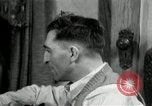 Immagine di Due uomini e un ragazzo di ascolto di una radio United States USA, 1935, secondo 3 filmato di repertorio 65675068712