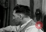 Immagine di Due uomini e un ragazzo di ascolto di una radio United States USA, 1935, secondo 4 filmato di repertorio 65675068712