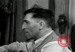 Immagine di Due uomini e un ragazzo di ascolto di una radio United States USA, 1935, secondo 5 filmato di repertorio 65675068712