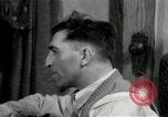 Immagine di Due uomini e un ragazzo di ascolto di una radio United States USA, 1935, secondo 6 filmato di repertorio 65675068712