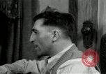 Immagine di Due uomini e un ragazzo di ascolto di una radio United States USA, 1935, secondo 7 filmato di repertorio 65675068712