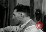 Immagine di Due uomini e un ragazzo di ascolto di una radio United States USA, 1935, secondo 8 filmato di repertorio 65675068712