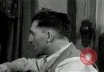 Immagine di Due uomini e un ragazzo di ascolto di una radio United States USA, 1935, secondo 9 filmato di repertorio 65675068712