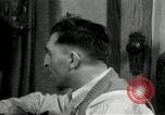 Immagine di Due uomini e un ragazzo di ascolto di una radio United States USA, 1935, secondo 10 filmato di repertorio 65675068712