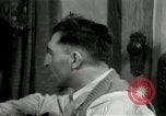 Immagine di Due uomini e un ragazzo di ascolto di una radio United States USA, 1935, secondo 11 filmato di repertorio 65675068712