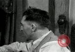 Immagine di Due uomini e un ragazzo di ascolto di una radio United States USA, 1935, secondo 12 filmato di repertorio 65675068712