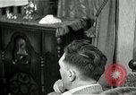 Immagine di Due uomini e un ragazzo di ascolto di una radio United States USA, 1935, secondo 13 filmato di repertorio 65675068712
