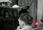 Immagine di Due uomini e un ragazzo di ascolto di una radio United States USA, 1935, secondo 15 filmato di repertorio 65675068712