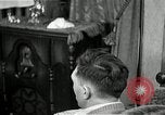 Immagine di Due uomini e un ragazzo di ascolto di una radio United States USA, 1935, secondo 16 filmato di repertorio 65675068712