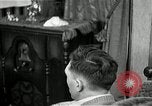Immagine di Due uomini e un ragazzo di ascolto di una radio United States USA, 1935, secondo 17 filmato di repertorio 65675068712