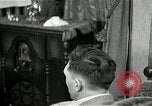 Immagine di Due uomini e un ragazzo di ascolto di una radio United States USA, 1935, secondo 18 filmato di repertorio 65675068712