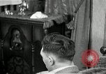 Immagine di Due uomini e un ragazzo di ascolto di una radio United States USA, 1935, secondo 19 filmato di repertorio 65675068712