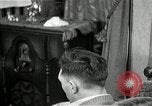 Immagine di Due uomini e un ragazzo di ascolto di una radio United States USA, 1935, secondo 22 filmato di repertorio 65675068712