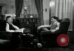 Immagine di Due uomini e un ragazzo di ascolto di una radio United States USA, 1935, secondo 23 filmato di repertorio 65675068712