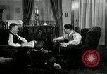 Immagine di Due uomini e un ragazzo di ascolto di una radio United States USA, 1935, secondo 25 filmato di repertorio 65675068712