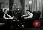 Immagine di Due uomini e un ragazzo di ascolto di una radio United States USA, 1935, secondo 26 filmato di repertorio 65675068712