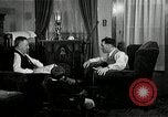 Immagine di Due uomini e un ragazzo di ascolto di una radio United States USA, 1935, secondo 27 filmato di repertorio 65675068712