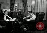 Immagine di Due uomini e un ragazzo di ascolto di una radio United States USA, 1935, secondo 28 filmato di repertorio 65675068712