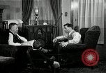 Immagine di Due uomini e un ragazzo di ascolto di una radio United States USA, 1935, secondo 29 filmato di repertorio 65675068712