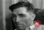 Immagine di Due uomini e un ragazzo di ascolto di una radio United States USA, 1935, secondo 30 filmato di repertorio 65675068712