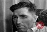 Immagine di Due uomini e un ragazzo di ascolto di una radio United States USA, 1935, secondo 31 filmato di repertorio 65675068712
