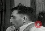 Immagine di Due uomini e un ragazzo di ascolto di una radio United States USA, 1935, secondo 32 filmato di repertorio 65675068712