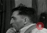 Immagine di Due uomini e un ragazzo di ascolto di una radio United States USA, 1935, secondo 34 filmato di repertorio 65675068712