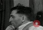 Immagine di Due uomini e un ragazzo di ascolto di una radio United States USA, 1935, secondo 35 filmato di repertorio 65675068712