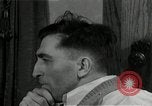 Immagine di Due uomini e un ragazzo di ascolto di una radio United States USA, 1935, secondo 36 filmato di repertorio 65675068712