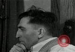 Immagine di Due uomini e un ragazzo di ascolto di una radio United States USA, 1935, secondo 37 filmato di repertorio 65675068712