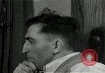 Immagine di Due uomini e un ragazzo di ascolto di una radio United States USA, 1935, secondo 39 filmato di repertorio 65675068712