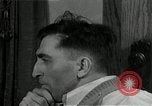 Immagine di Due uomini e un ragazzo di ascolto di una radio United States USA, 1935, secondo 40 filmato di repertorio 65675068712