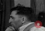 Immagine di Due uomini e un ragazzo di ascolto di una radio United States USA, 1935, secondo 42 filmato di repertorio 65675068712