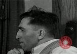 Immagine di Due uomini e un ragazzo di ascolto di una radio United States USA, 1935, secondo 44 filmato di repertorio 65675068712