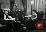 Immagine di Due uomini e un ragazzo di ascolto di una radio United States USA, 1935, secondo 47 filmato di repertorio 65675068712