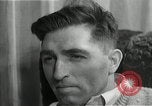 Immagine di Due uomini e un ragazzo di ascolto di una radio United States USA, 1935, secondo 48 filmato di repertorio 65675068712