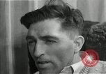 Immagine di Due uomini e un ragazzo di ascolto di una radio United States USA, 1935, secondo 51 filmato di repertorio 65675068712