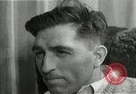 Immagine di Due uomini e un ragazzo di ascolto di una radio United States USA, 1935, secondo 54 filmato di repertorio 65675068712