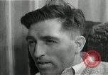 Immagine di Due uomini e un ragazzo di ascolto di una radio United States USA, 1935, secondo 56 filmato di repertorio 65675068712