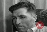 Immagine di Due uomini e un ragazzo di ascolto di una radio United States USA, 1935, secondo 58 filmato di repertorio 65675068712